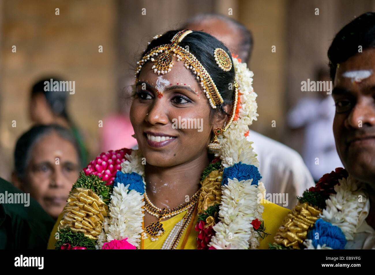 Sposa sorridente in Meenakshi Amman Tempio o Sri Meenakshi Sundareswarar tempio, Madurai, Tamil Nadu, India Foto Stock