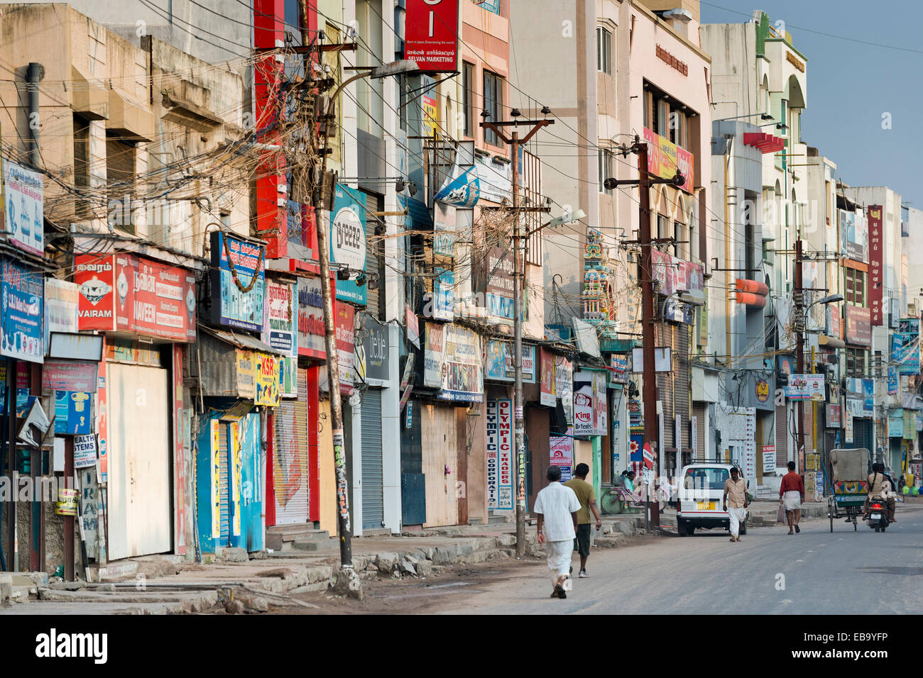 Storefront con cartelloni, street nel centro città, Madurai, Tamil Nadu, India Foto Stock