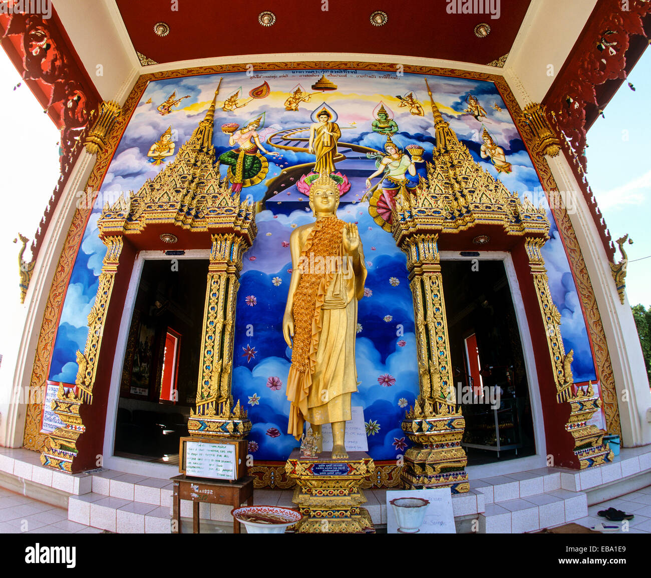 Il Wat Phra Nang Sang, golden statua del Buddha e il murale all'ingresso, tempio buddista, Phuket, Provincia di Phuket, Tailandia Foto Stock