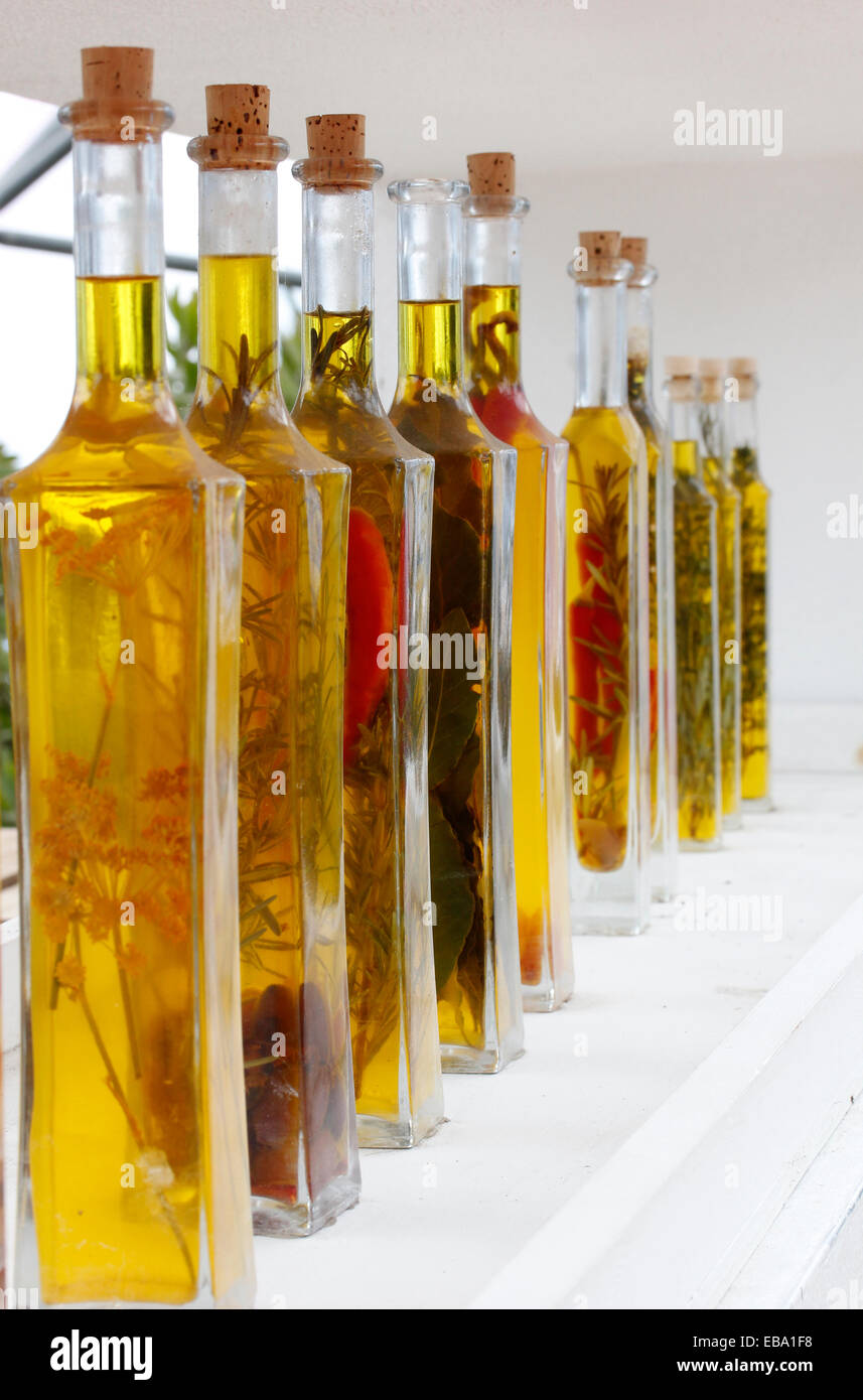 Bottiglie con olio di oliva e le erbe e i giardini botanici dell'Eden Project, St Austell, Cornwall, England, Regno Unito Foto Stock