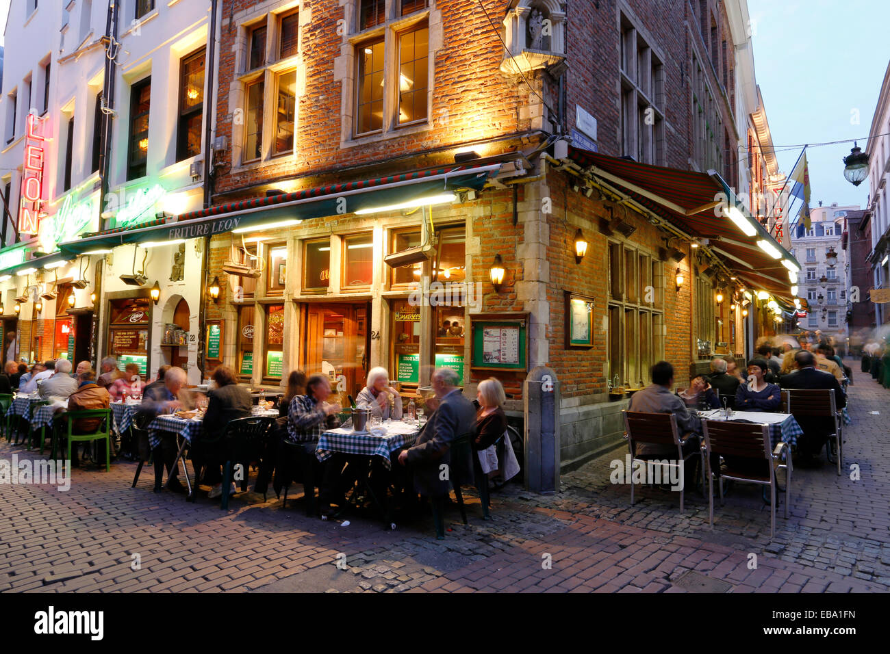 La zona pedonale con i ristoranti al crepuscolo, Bruxelles, la regione di Bruxelles, Belgio Foto Stock
