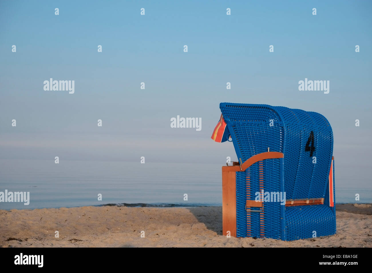 Dal tetto blu in vimini sedia spiaggia su una spiaggia, Maasholm, Schleswig-Holstein, Germania Foto Stock