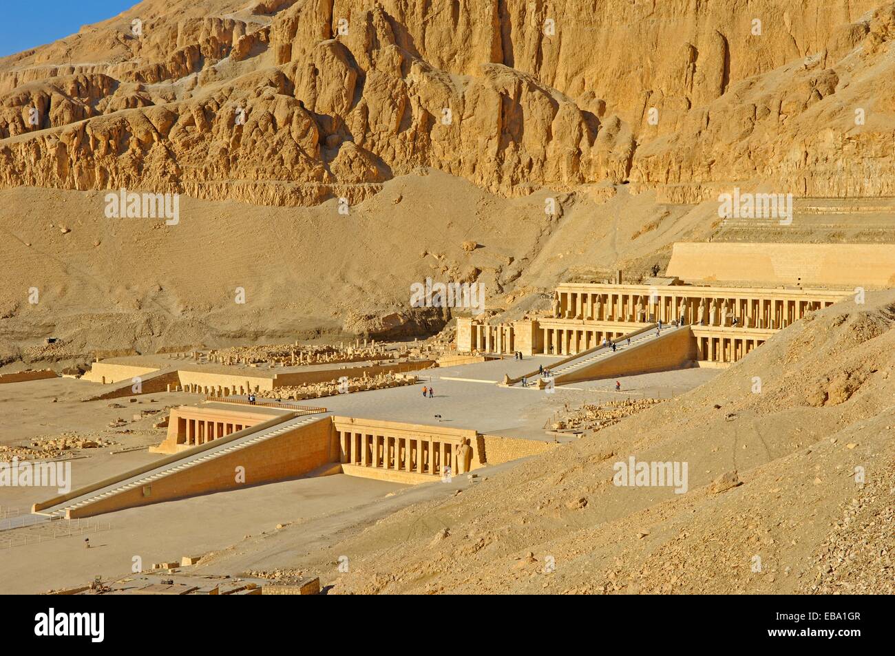 Vista laterale del Tempio di Hatshepsut, Deir el-Bahari, Luxor, governatorato di Luxor, Egitto Foto Stock