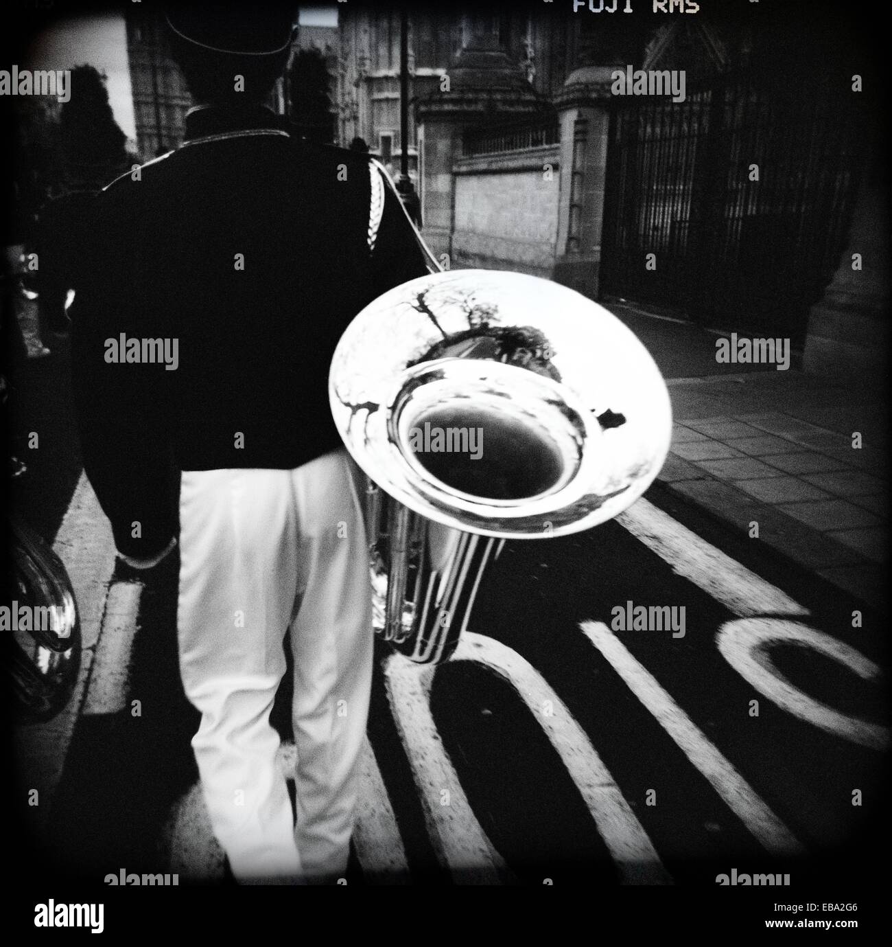 Musico de espaldas caminando por la calle con una tuba en la mano,  musicista vista dal retro camminando per la strada con un Foto stock - Alamy