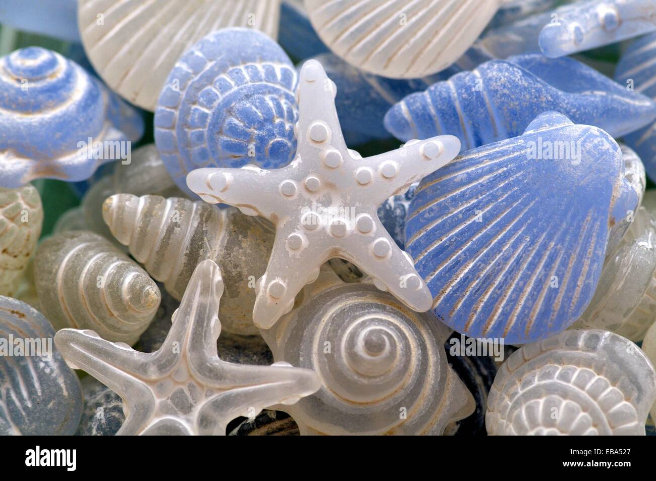 Vetro figure decorative su marina elementi quali stelle marine e conchiglie  Foto stock - Alamy