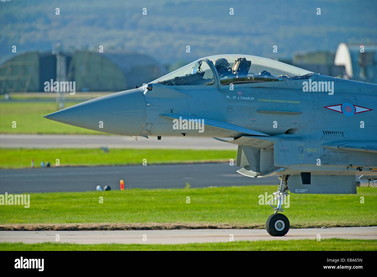 Eurofighter Typhoon FRG4 veloce militare jet da combattimento sulla pista di rullaggio a RAF Lossiemouth. SCO 9245. Foto Stock