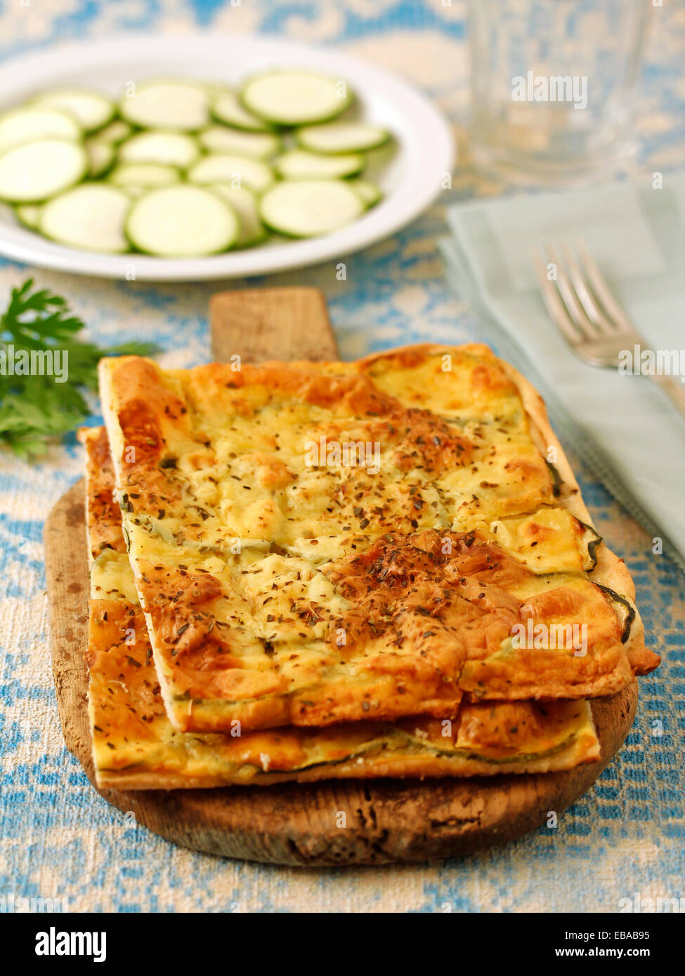 Pizza con le zucchine. Ricetta disponibile. Foto Stock