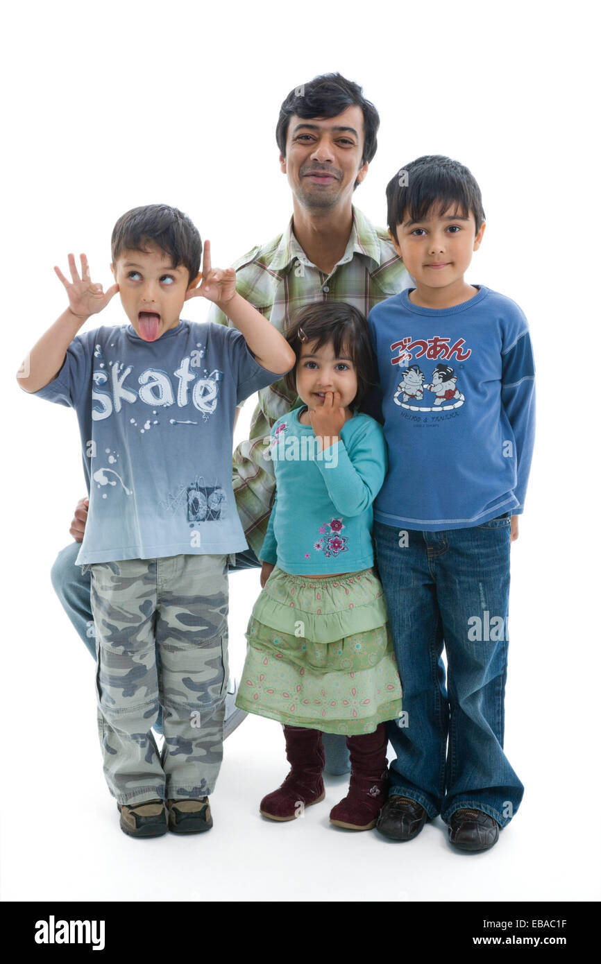 Ritratto di un padre con i suoi figli in studio, Foto Stock Ritratto di un padre con i suoi figli in studio, Foto Stock