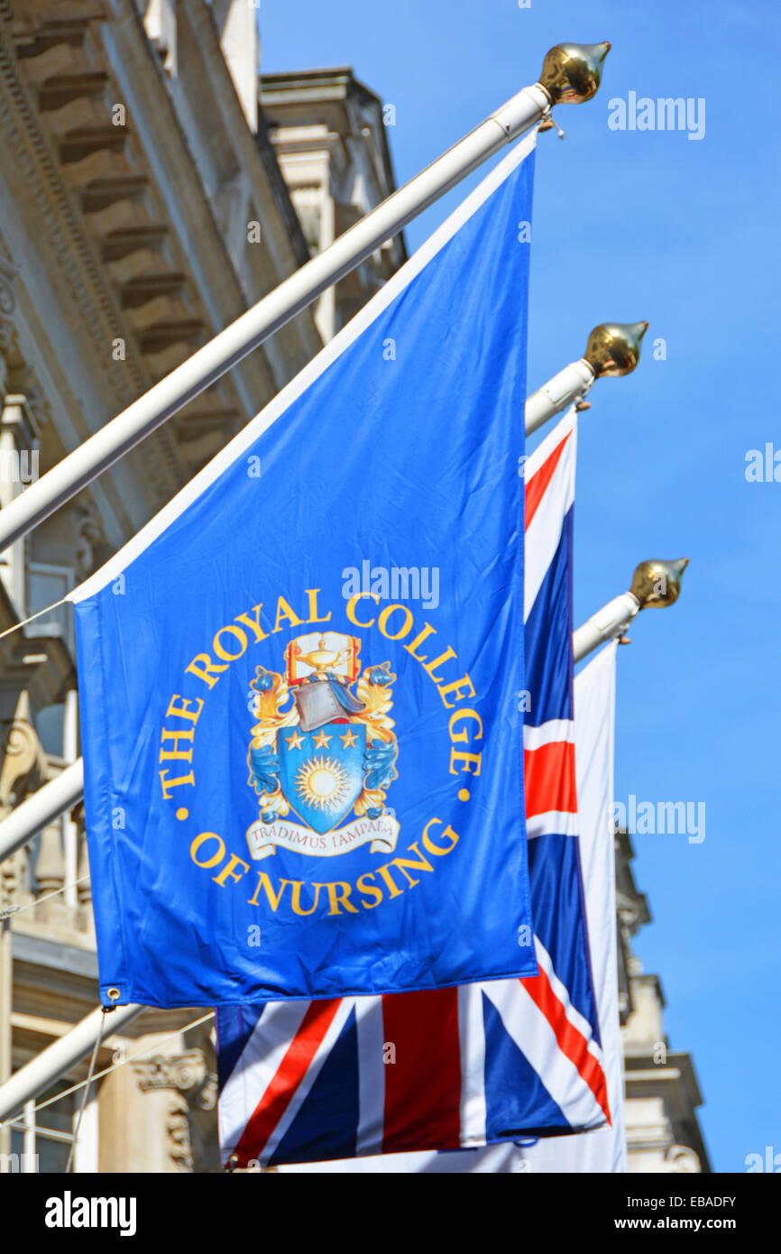 Il Royal College of Nursing Headquarters Building & close up of flag con Union Jack Beyond London England UK Foto Stock
