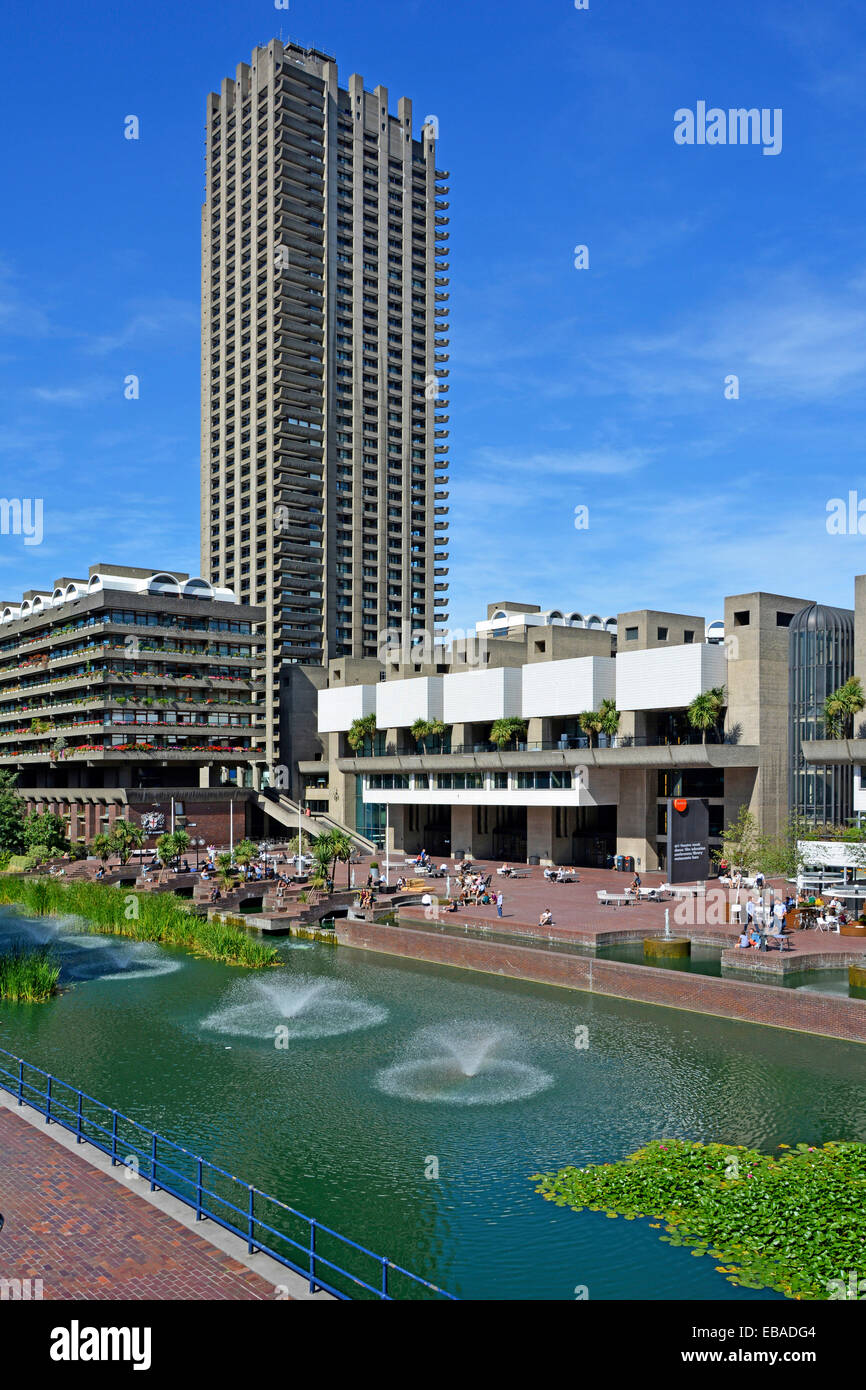Il lago e l'acqua presentano fontane presso l'urban Barbican Centre, architettura brutalista, grattacielo alto e distintivo, case di appartamenti City of London, Inghilterra, Regno Unito Foto Stock
