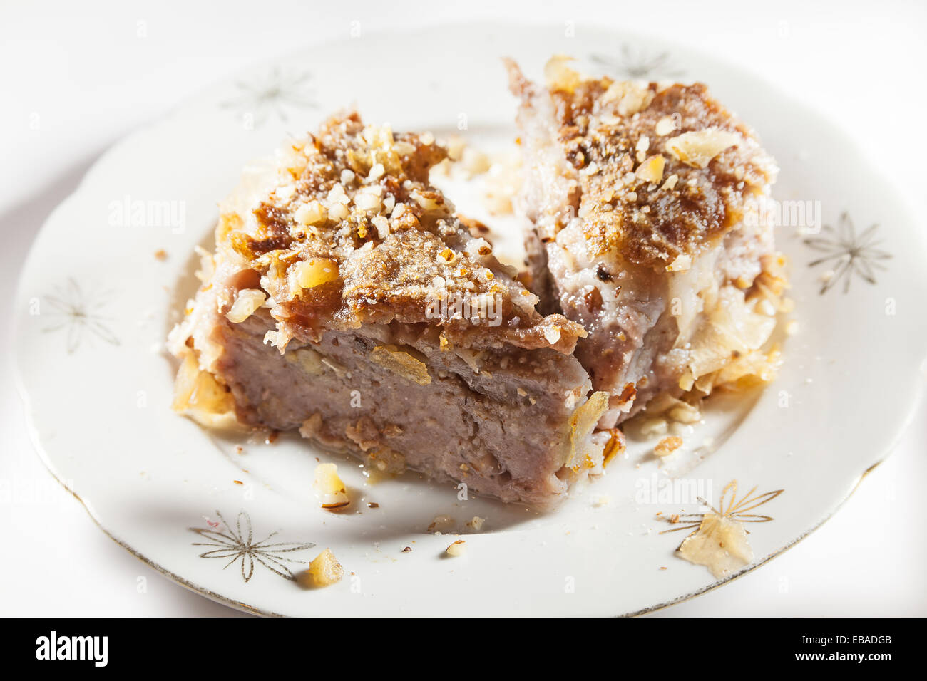 Crema di cioccolato torta con i dadi sulla parte superiore, tradizionale dessert serba. Foto Stock