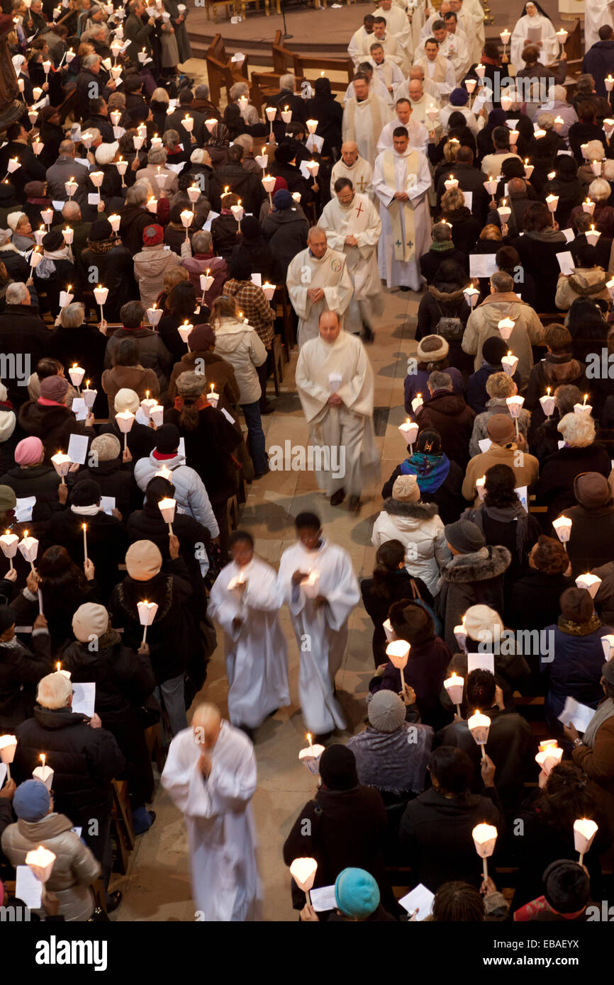 Sacerdote in processione Foto Stock