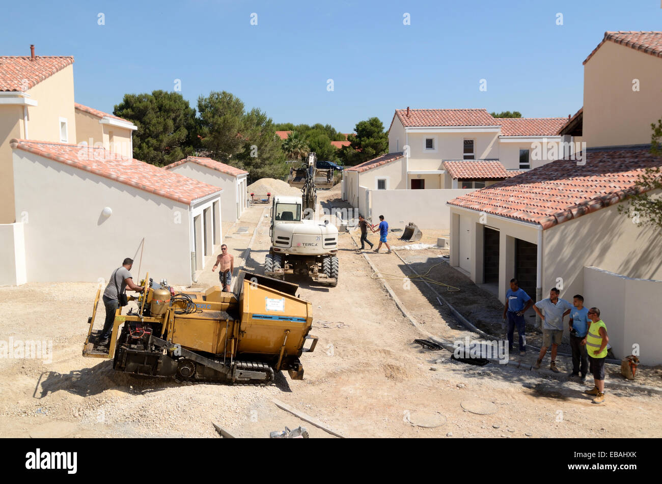 Costruzione di operai o lavoratori edili la costruzione di nuovi alloggi Estate in Provenza Francia Foto Stock