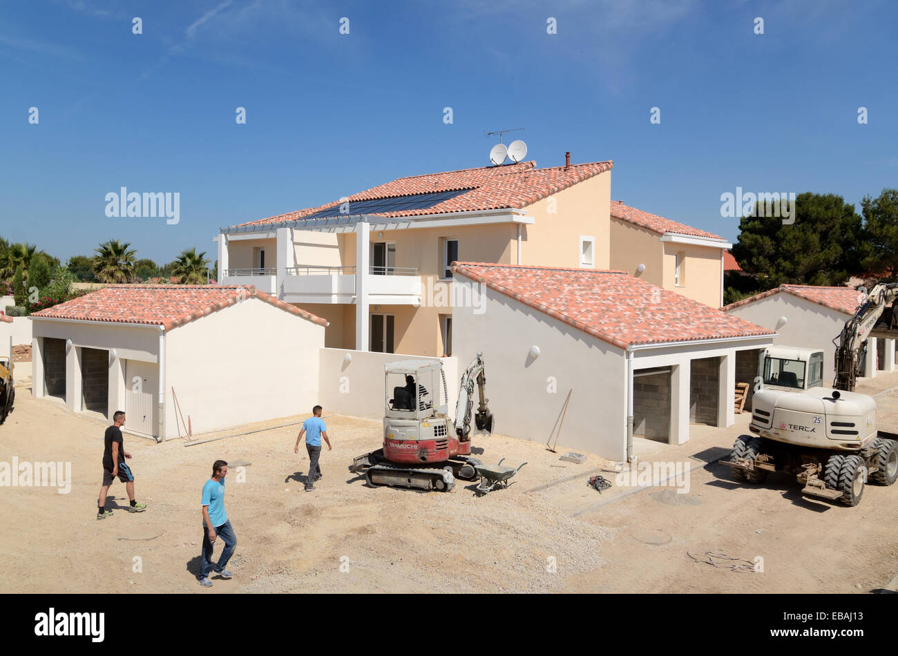Costruzione di operai o lavoratori edili la costruzione di nuovi alloggi Estate in Provenza Francia Foto Stock