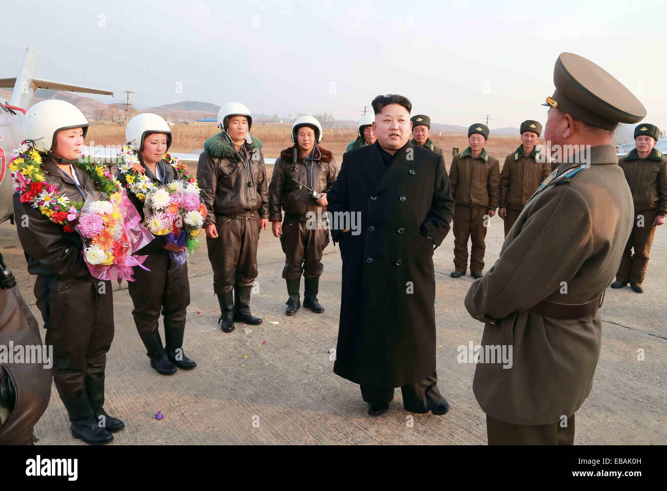 Pyongyang, la Corea del Nord. 28 Nov, 2014. Foto fornita dalla Korean Central News Agency (KCNA) su nov. 28, 2014 mostra top leader della Repubblica Popolare Democratica di Corea (DPRK) Kim Jong Onu (C) guidare un trapano di volo. Kim Jong Onu campo ha dato indicazioni per il volo trapanare dei piloti femmina del coreano Esercito del popolo (KPA) aria e Anti-Air forza in una recente visita. Credito: Xinhua/Alamy Live News Foto Stock