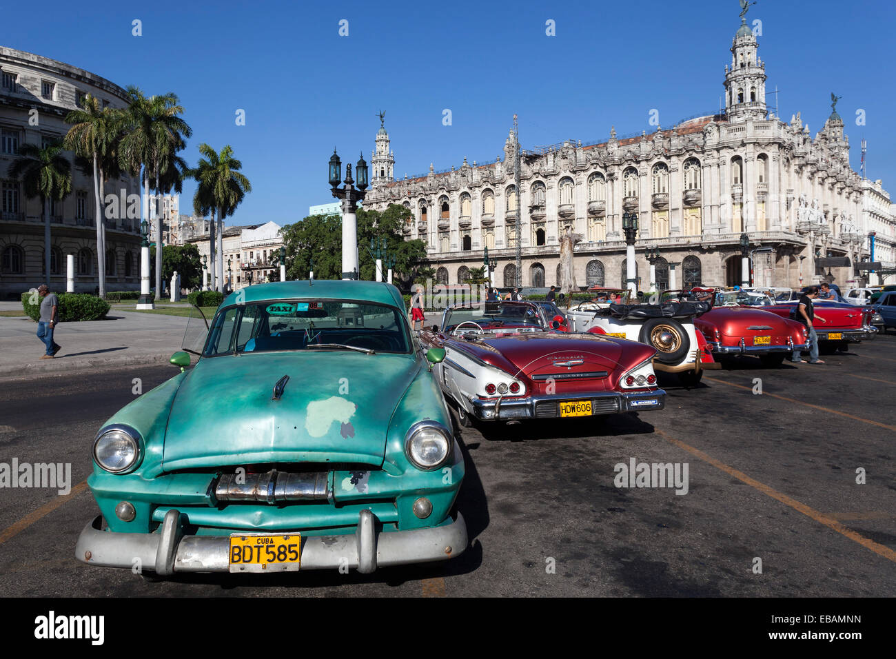 Auto d'epoca da quaranta e cinquanta, sul Prado di fronte al Campidoglio, Havana, Cuba Foto Stock