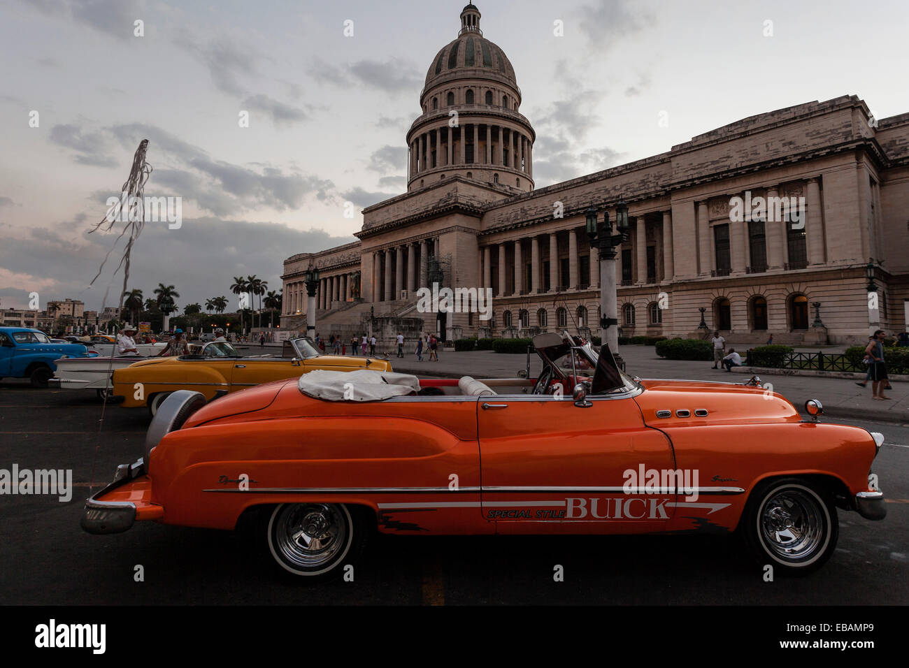 Vintage Buick dagli anni cinquanta di fronte al Campidoglio al crepuscolo, Havana, Cuba Foto Stock