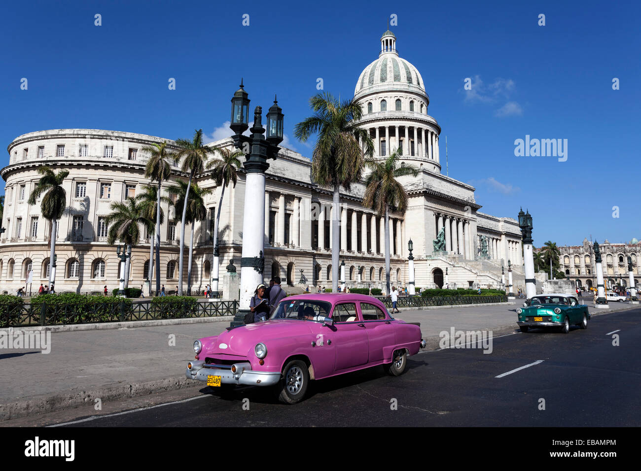 Auto d'epoca sul Prado di fronte al Campidoglio, Havana, Cuba Foto Stock
