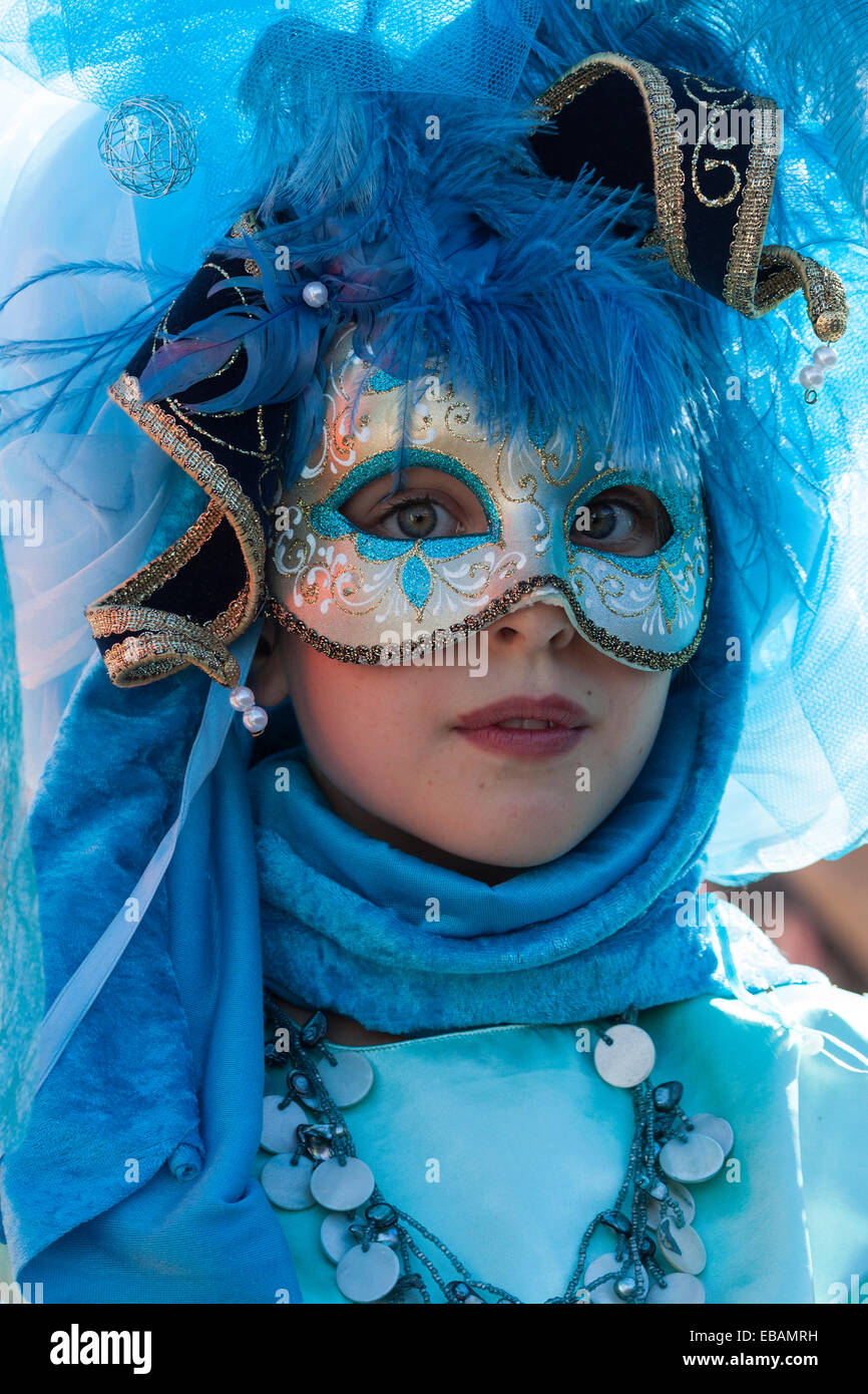 Bambino vestito con un carnevale veneziano maschera e costume al Venetian Fiera sulla storica piazza del mercato, Ludwigsburg Foto Stock