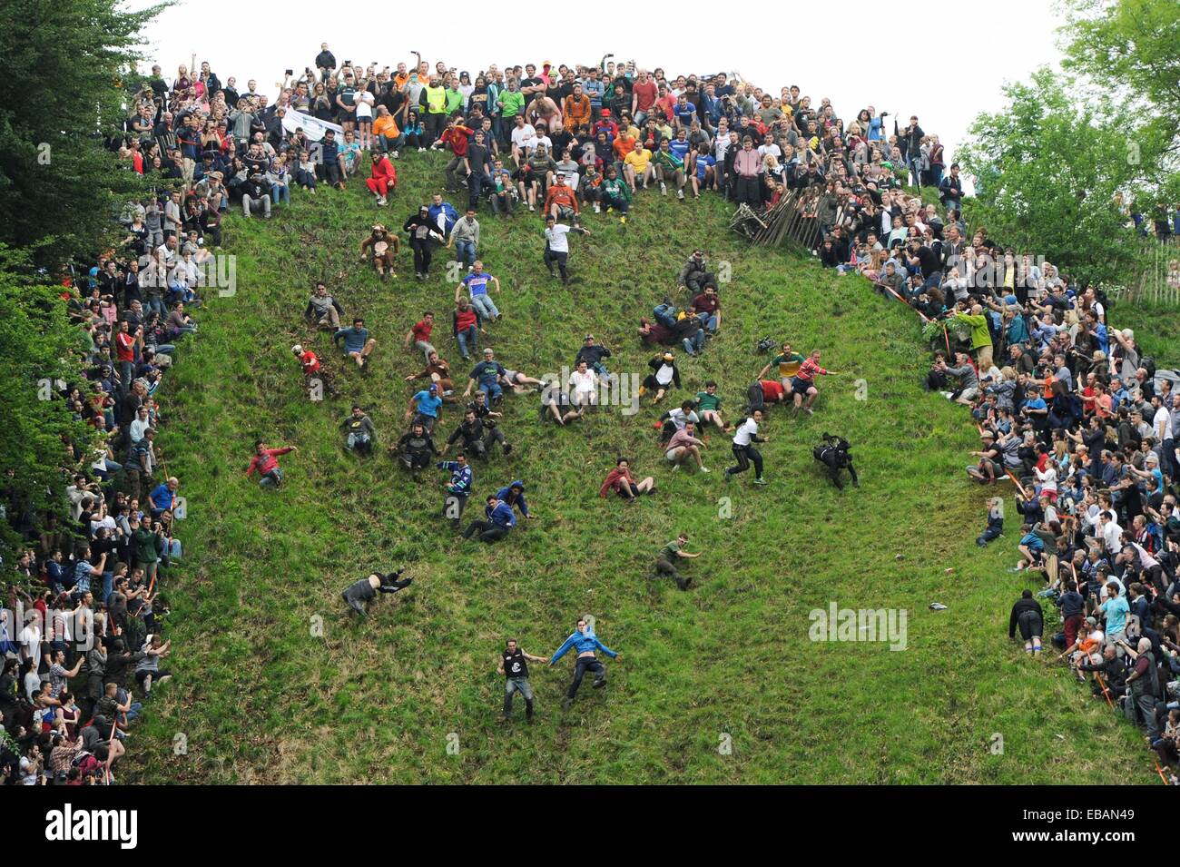 Il formaggio annuale-rolling la concorrenza ha luogo a Coopers Hill nel Gloucestershire su lunedì festivo con: atmosfera dove: Gloucestershire, Regno Unito quando: 26 Maggio 2014 Foto Stock