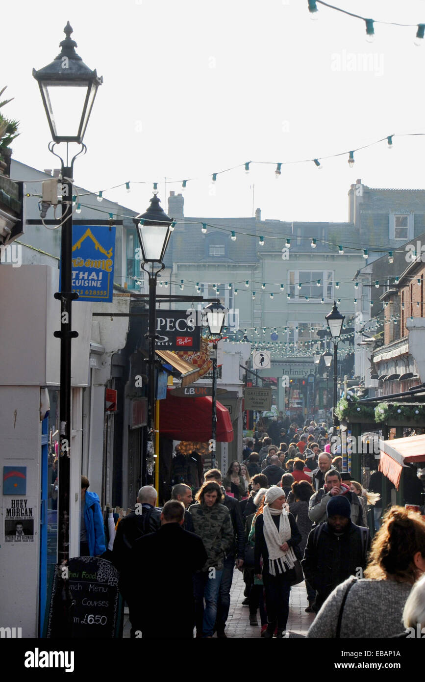 La folla degli acquirenti in Boemia North Laine distretto di Brighton oggi in cerca di occasioni di Natale sul Venerdì nero Foto Stock