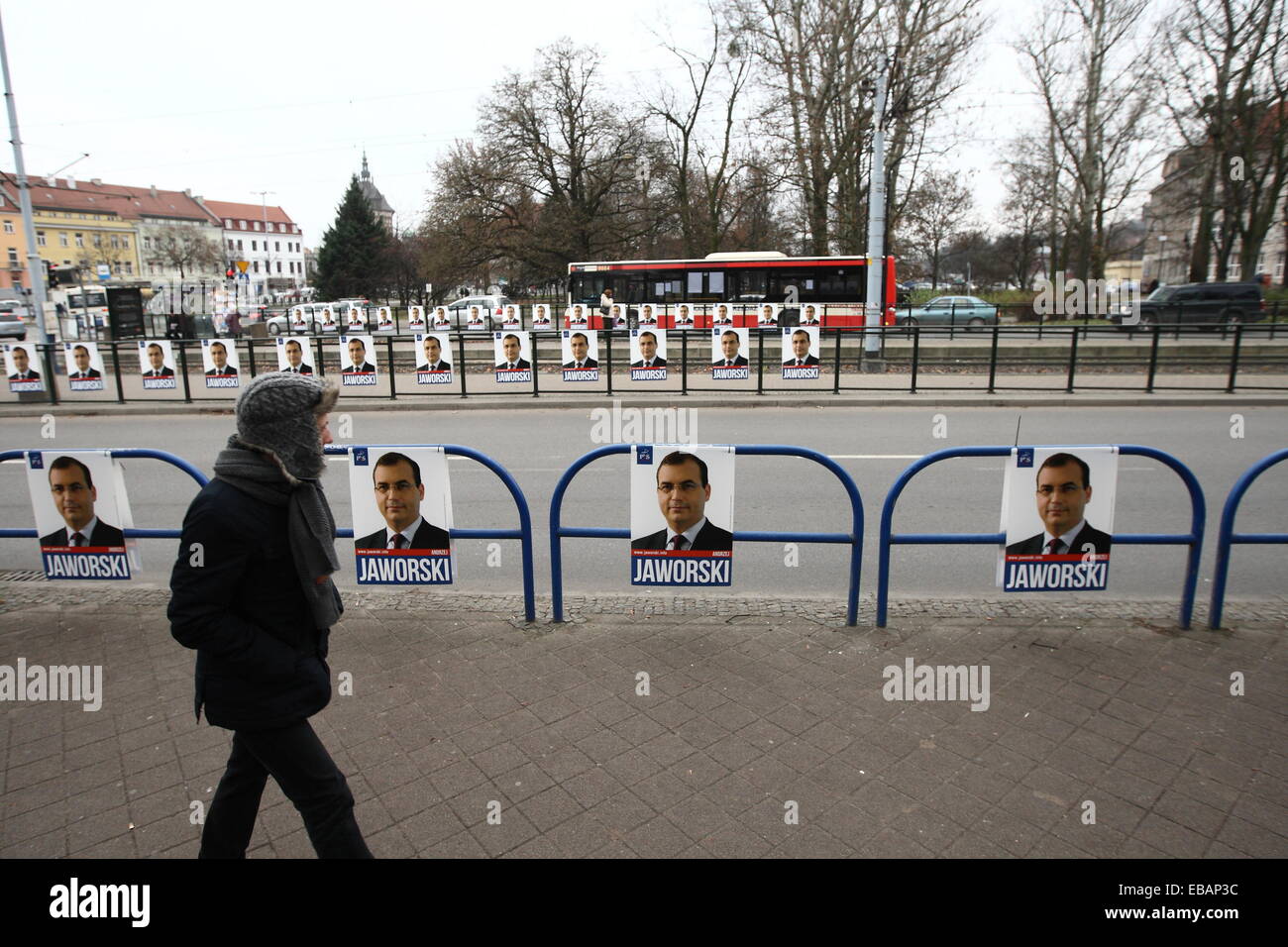 Gdansk, Polonia 28th, novembre 2014 la campagna elettorale prima del secondo turno delle elezioni locali in Gdansk. Nella foto: Andrzej Jaworski - il candidato per il Sindaco di Danzica manifesti elettorali Credito: Michal Fludra/Alamy Live News Foto Stock