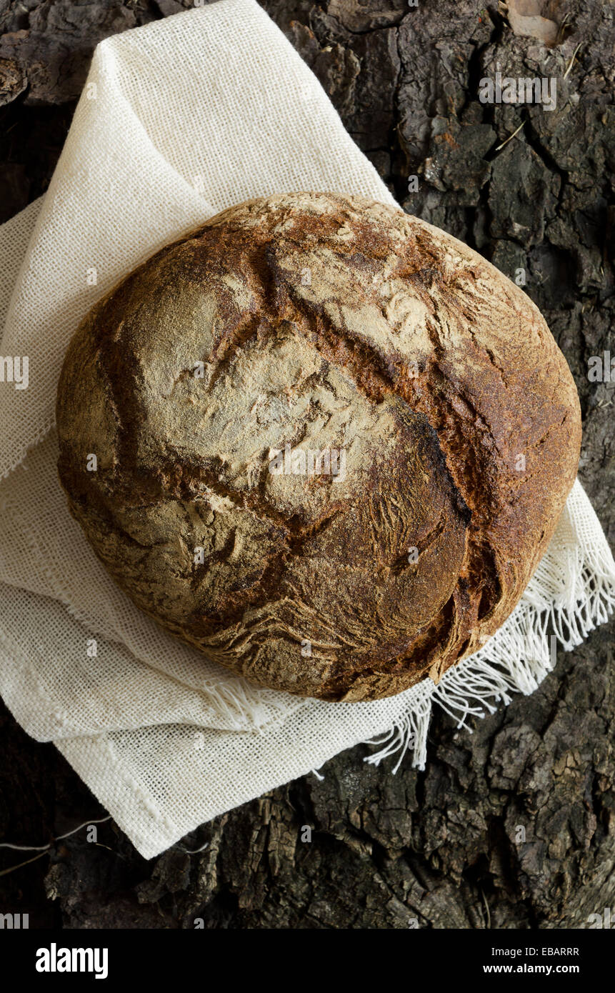Pane tradizionale sul panno bianco su corteccia di albero, sopra visualizza Foto Stock