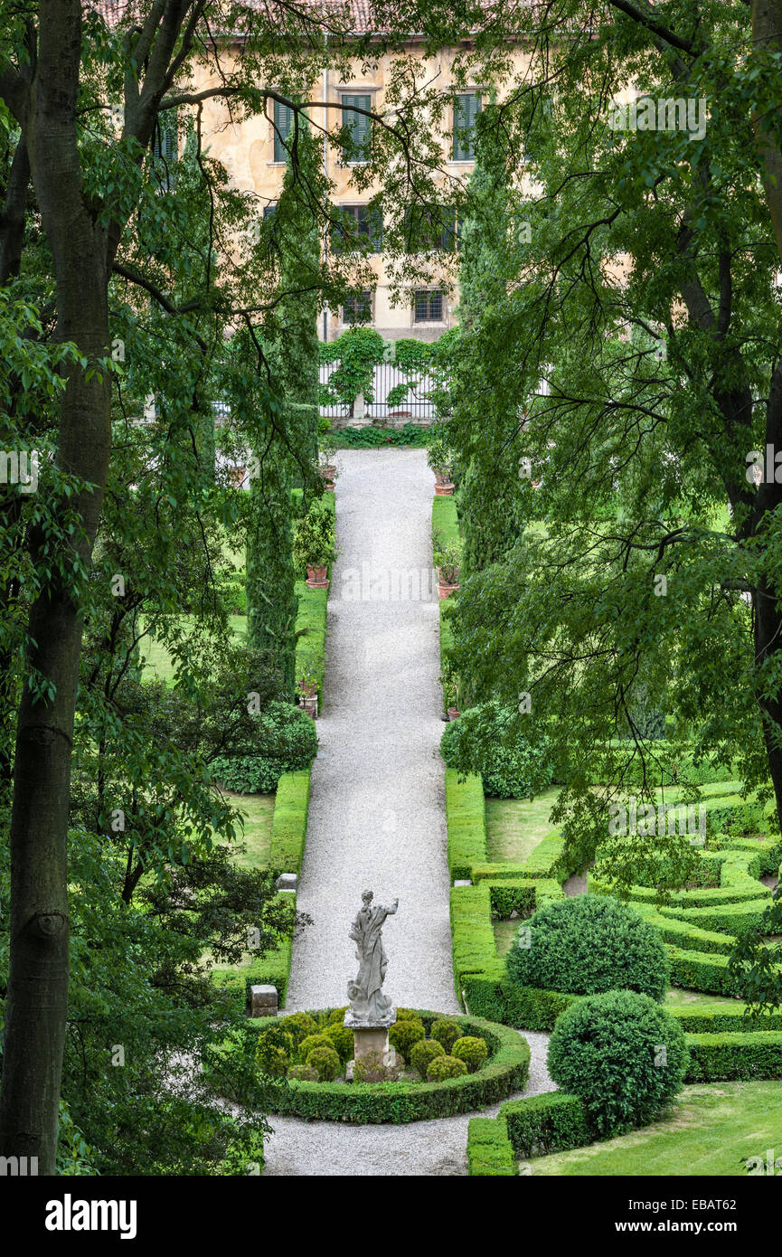 Nei giardini rinascimentali del Giardino giusti, Verona, Italia. Vista su uno dei viali verso il palazzo Foto Stock