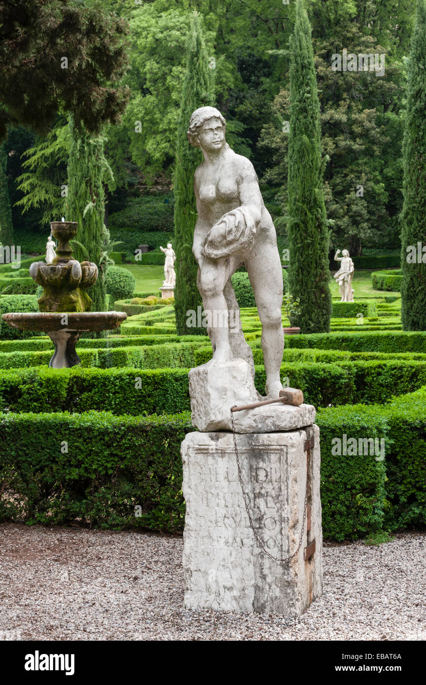 Una statua romana classica vicino all'ingresso dei superbi giardini rinascimentali del Giardino giusti, Verona, Veneto, Italia Foto Stock