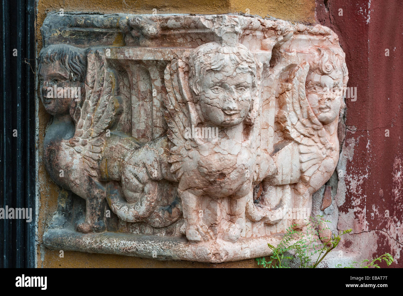 Nei giardini del Giardino giusti, Verona, Italia. Creature mitiche, forse manticores, su un antico zoccolo di marmo scolpito romano Foto Stock