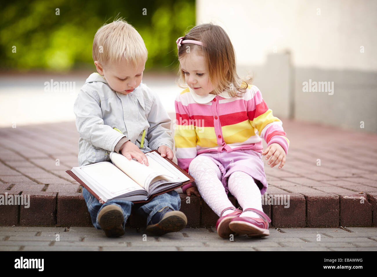 Divertente un ragazzo e una ragazza libro di lettura Foto Stock