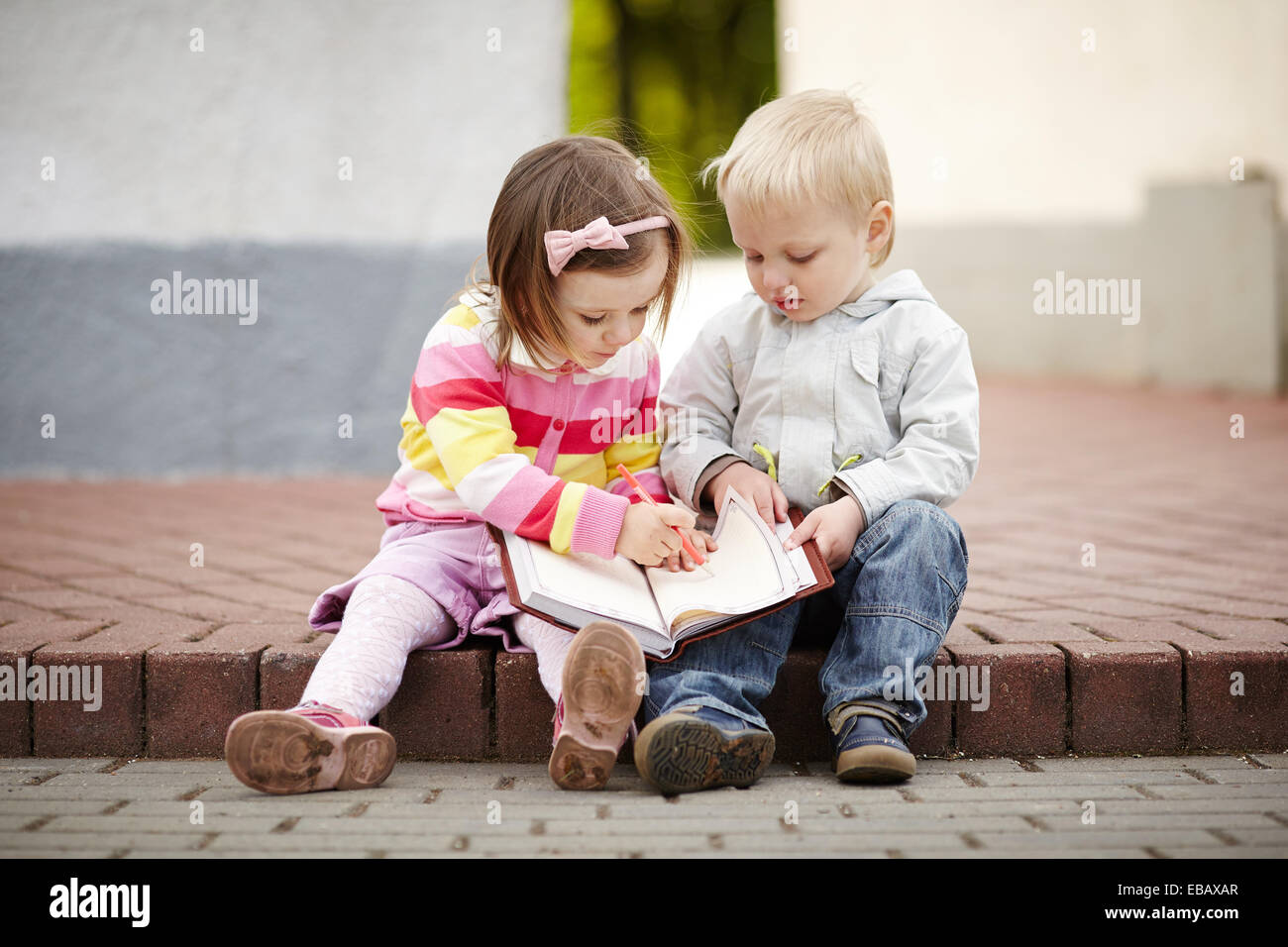 Un ragazzo e una ragazza iscritto al notebook Foto Stock