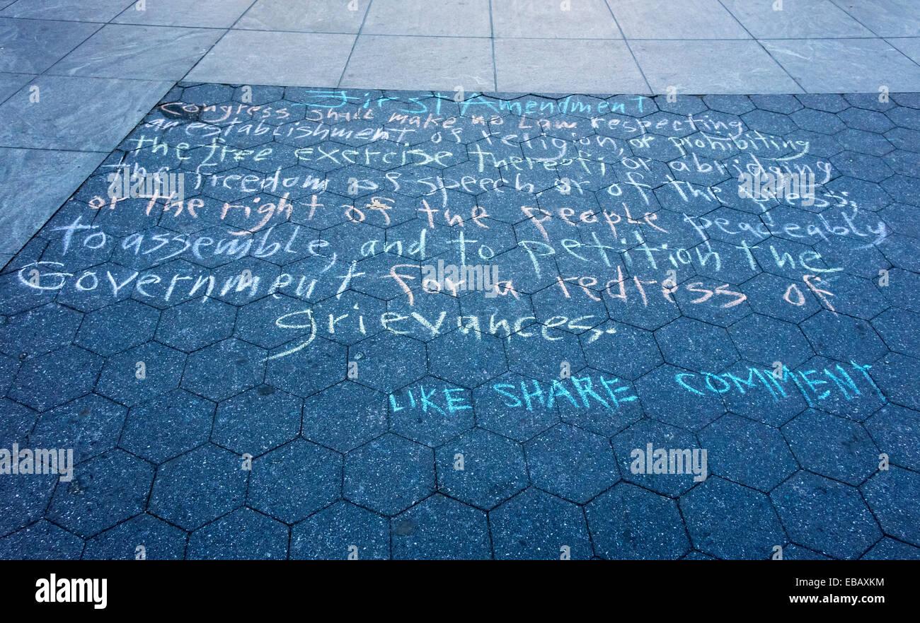 Parole del Primo Emendamento della Costituzione degli Stati Uniti di uno scritto sul terreno in Washington Square Park di New York City Foto Stock
