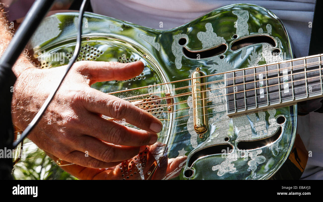 Close-up di mano sulle corde di una chitarra in acciaio a Leighton-Linslade Canal Festival Foto Stock
