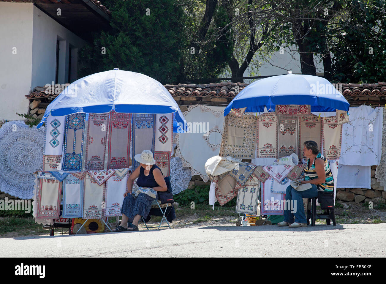 Di commercianti che vendono Panni ricamati IN STREET ARBANASI BULGARIA Foto Stock