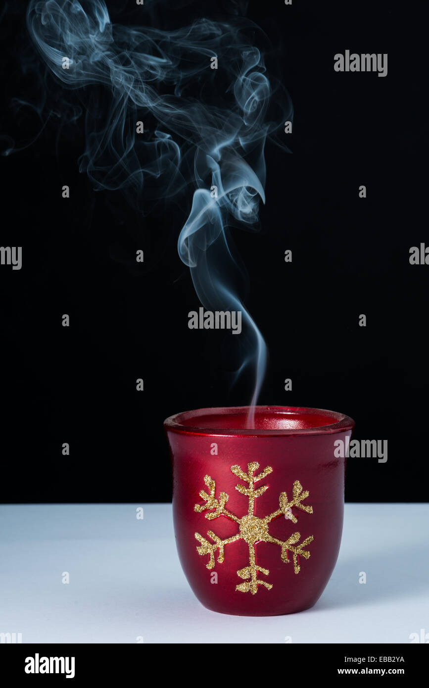 Natale candela colorata con spegnimento della fiamma e del fumo Foto Stock