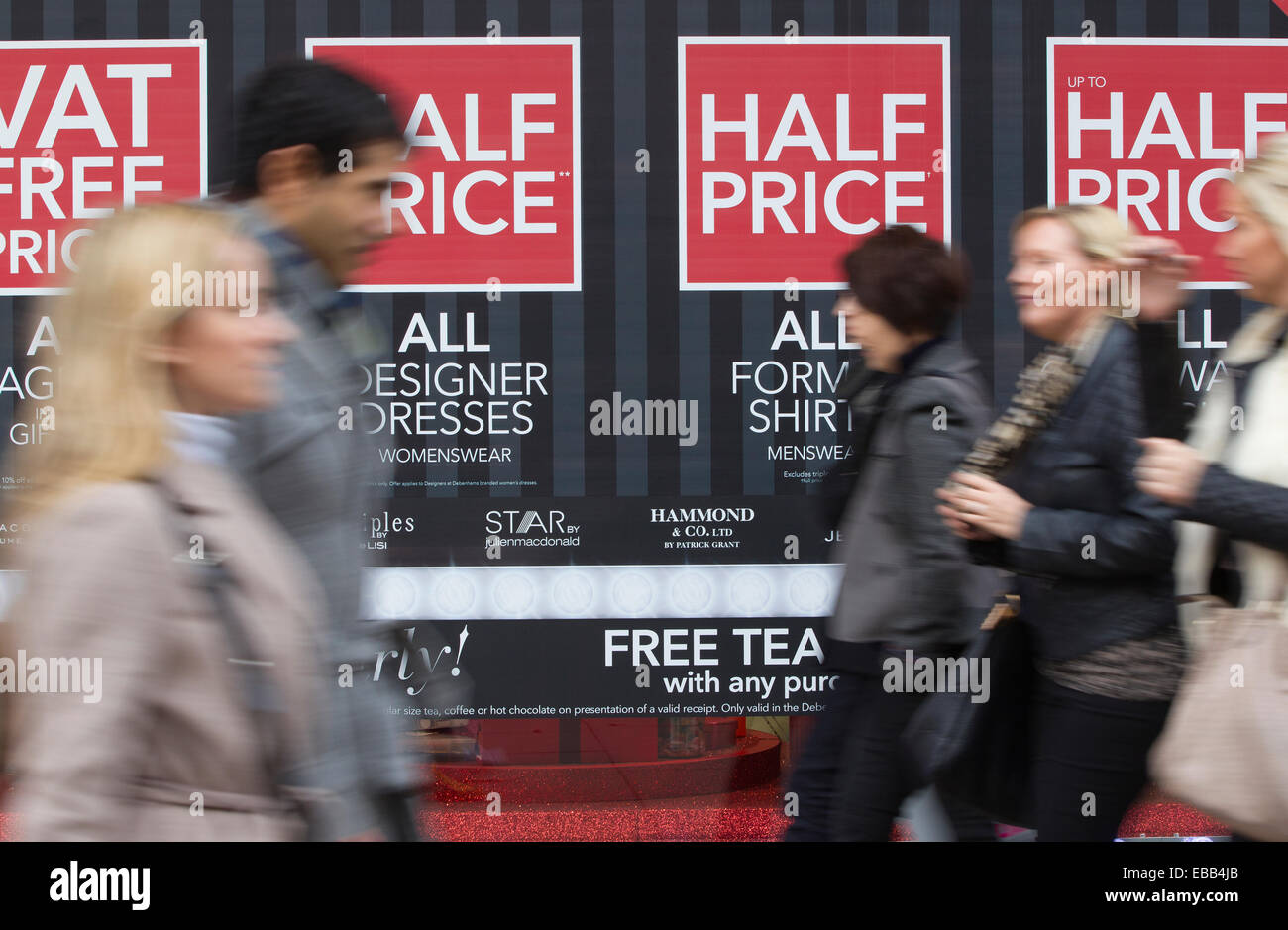 Venerdì nero, Oxford Street, London, Regno Unito 28.11.2014 Pre gli acquirenti di Natale è venuto fuori in grandi numeri per Oxford Street, nel West End di Londra per cercare di trovare alcune occasioni come negozi di ridurre i prezzi sul Venerdì nero. Credito: Jeff Gilbert/Alamy Live News Foto Stock