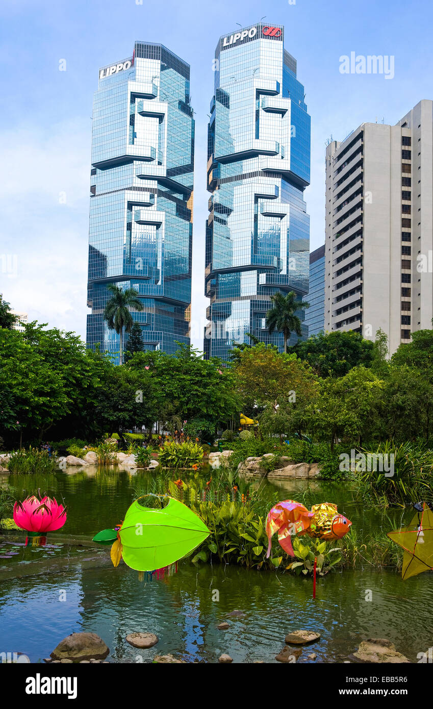 Hong Kong, le torri di Lippo visto da Hong Kong park Foto Stock