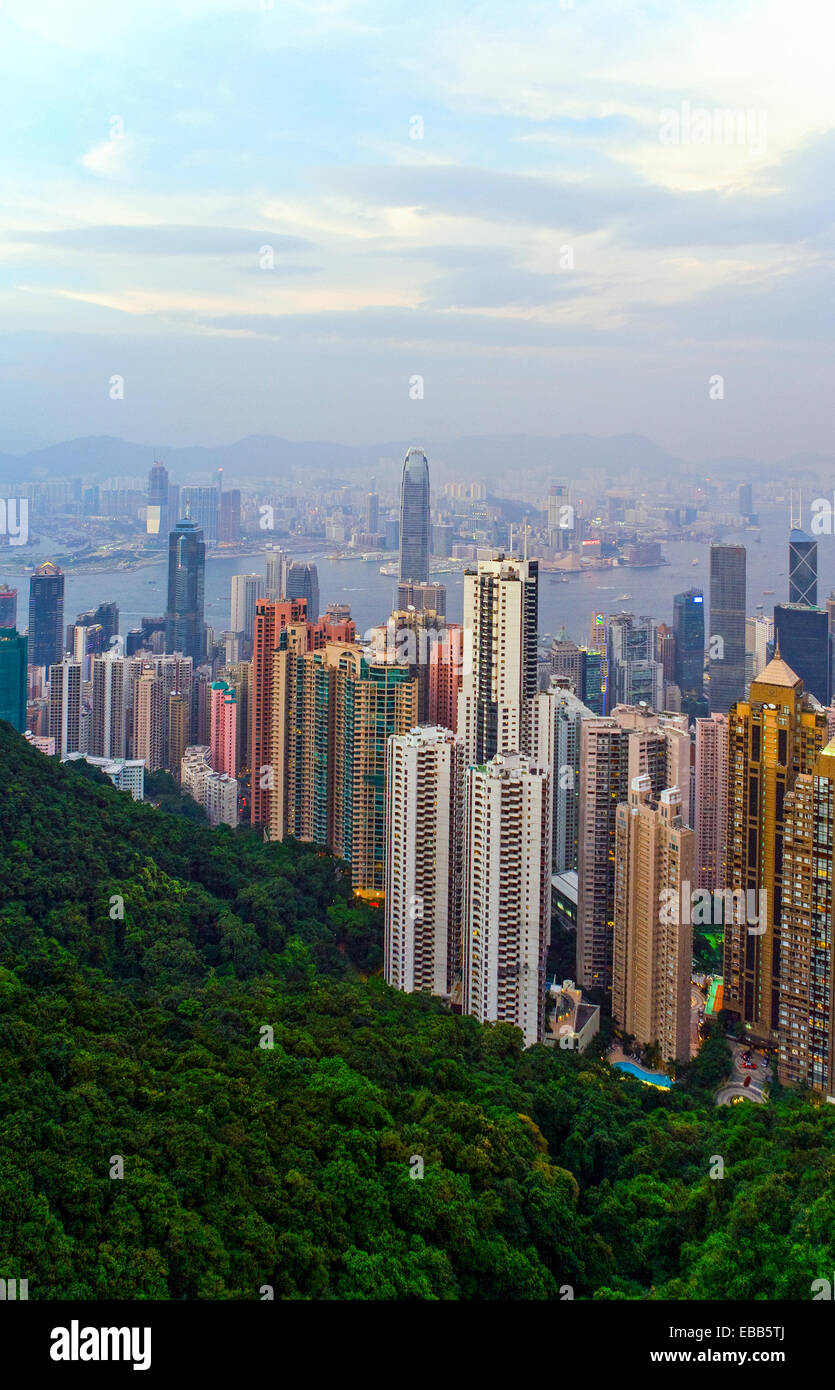 Hong Kong, i grattacieli del centro città visto dalla zona residenziale del picco. Foto Stock
