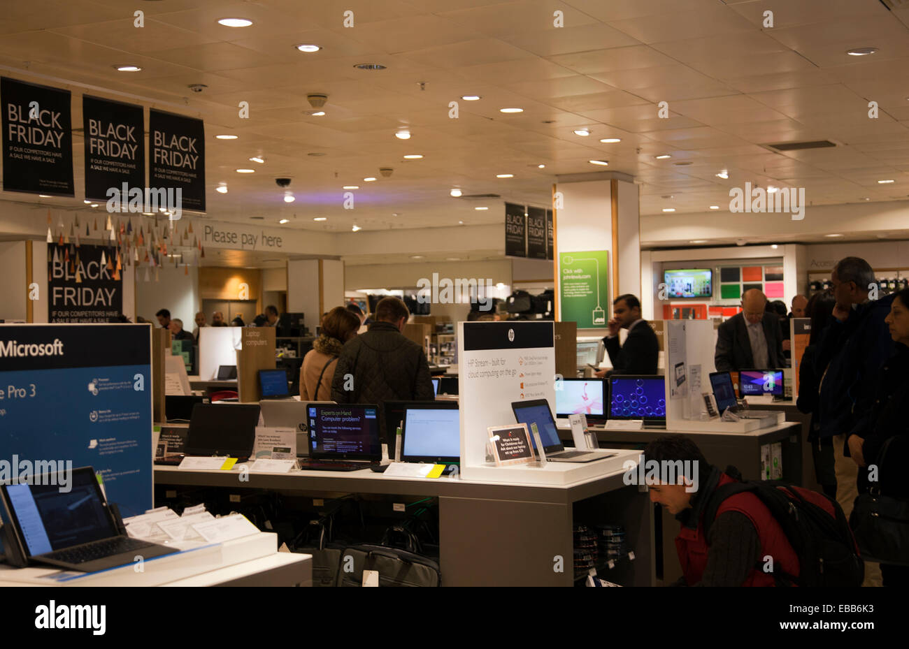 Londra, Regno Unito. 28 nov 2014 - venerdì nero le vendite a Londra Regno Unito - i clienti accorrono per John Lewis in Oxford Street Credit: M.Sobreira/Alamy Live News Foto Stock