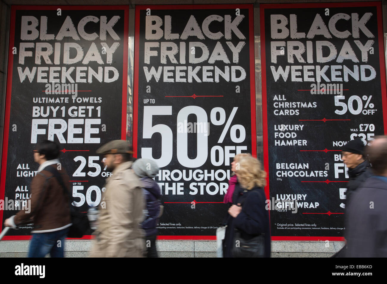 Venerdì nero, Oxford Street, London, Regno Unito 28.11.2014 Pre gli acquirenti di Natale è venuto fuori in grandi numeri per Oxford Street, nel West End di Londra per cercare di trovare alcune occasioni come negozi di ridurre i prezzi sul Venerdì nero. Credito: Jeff Gilbert/Alamy Live News Foto Stock