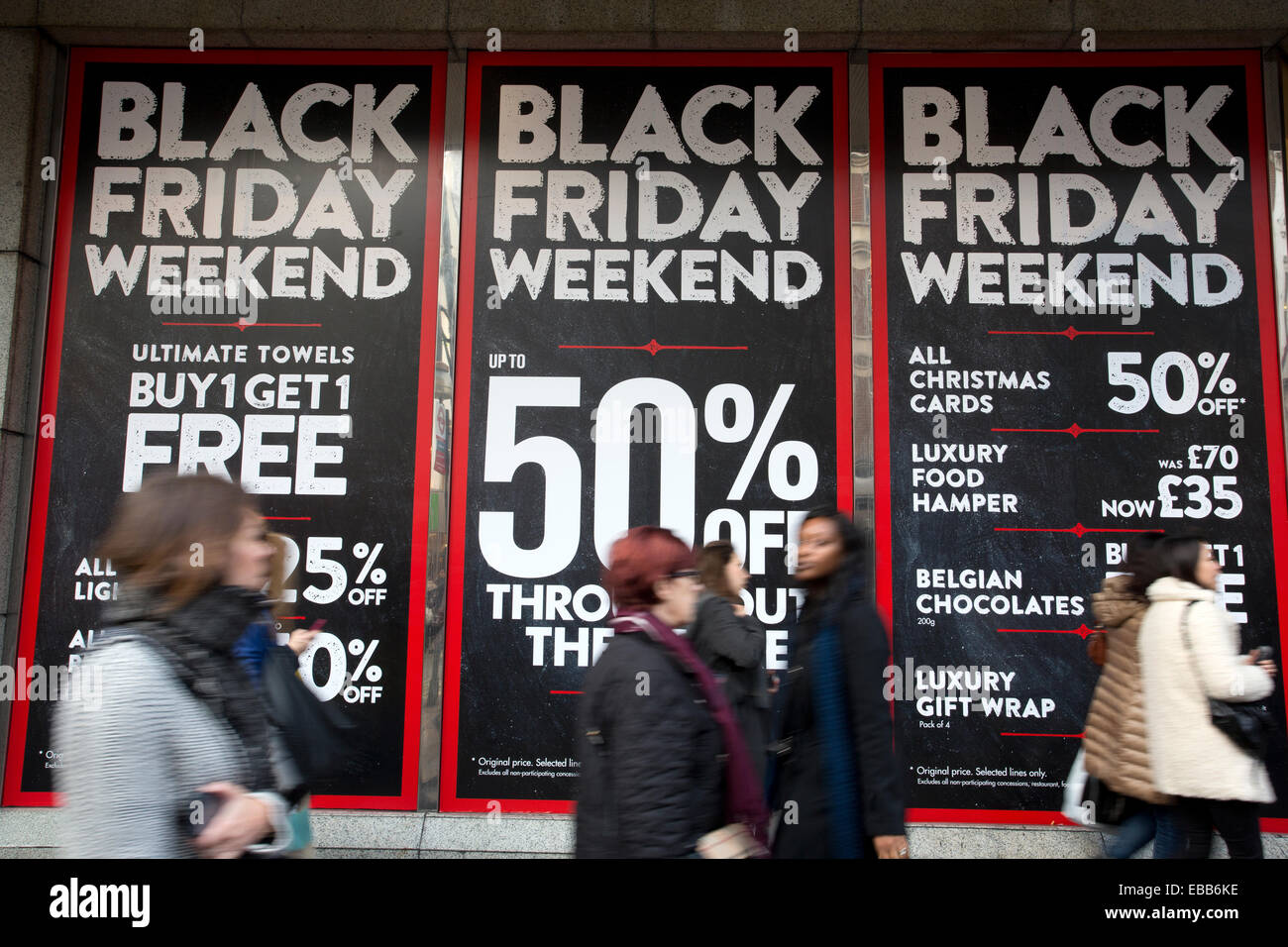 Venerdì nero, Oxford Street, London, Regno Unito 28.11.2014 Pre gli acquirenti di Natale è venuto fuori in grandi numeri per Oxford Street, nel West End di Londra per cercare di trovare alcune occasioni come negozi di ridurre i prezzi sul Venerdì nero. Credito: Jeff Gilbert/Alamy Live News Foto Stock