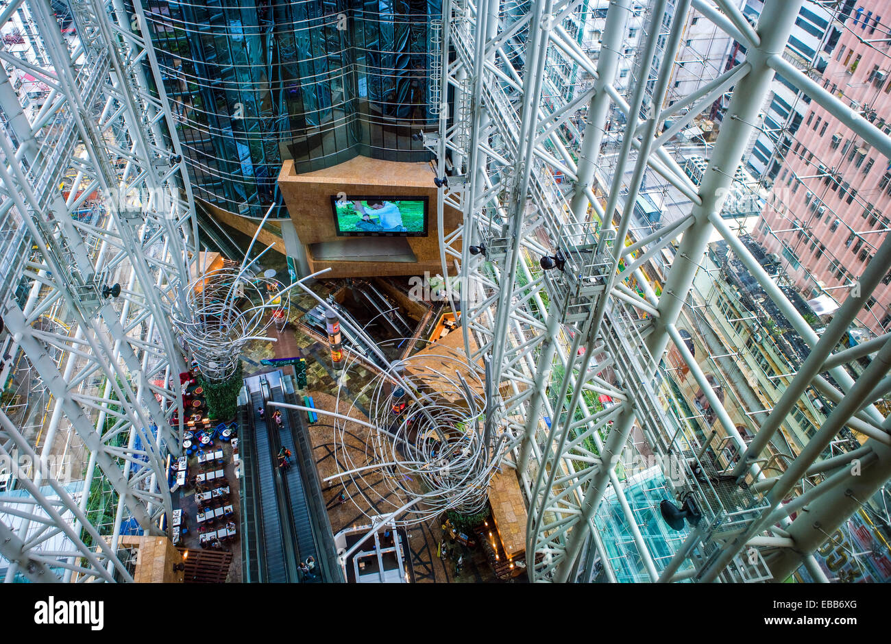 Hong Kong, architetture futuristiche del Langham Place shopping center nella penisola di Kowloon Foto Stock