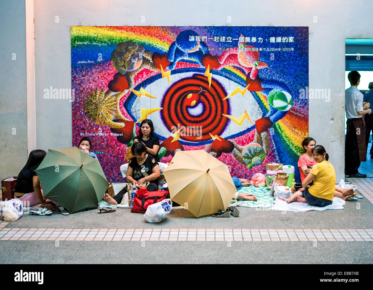 Hong Kong, passerella rialzata nel nuovo centro città, settimanale punto di incontro per le cameriere Foto Stock