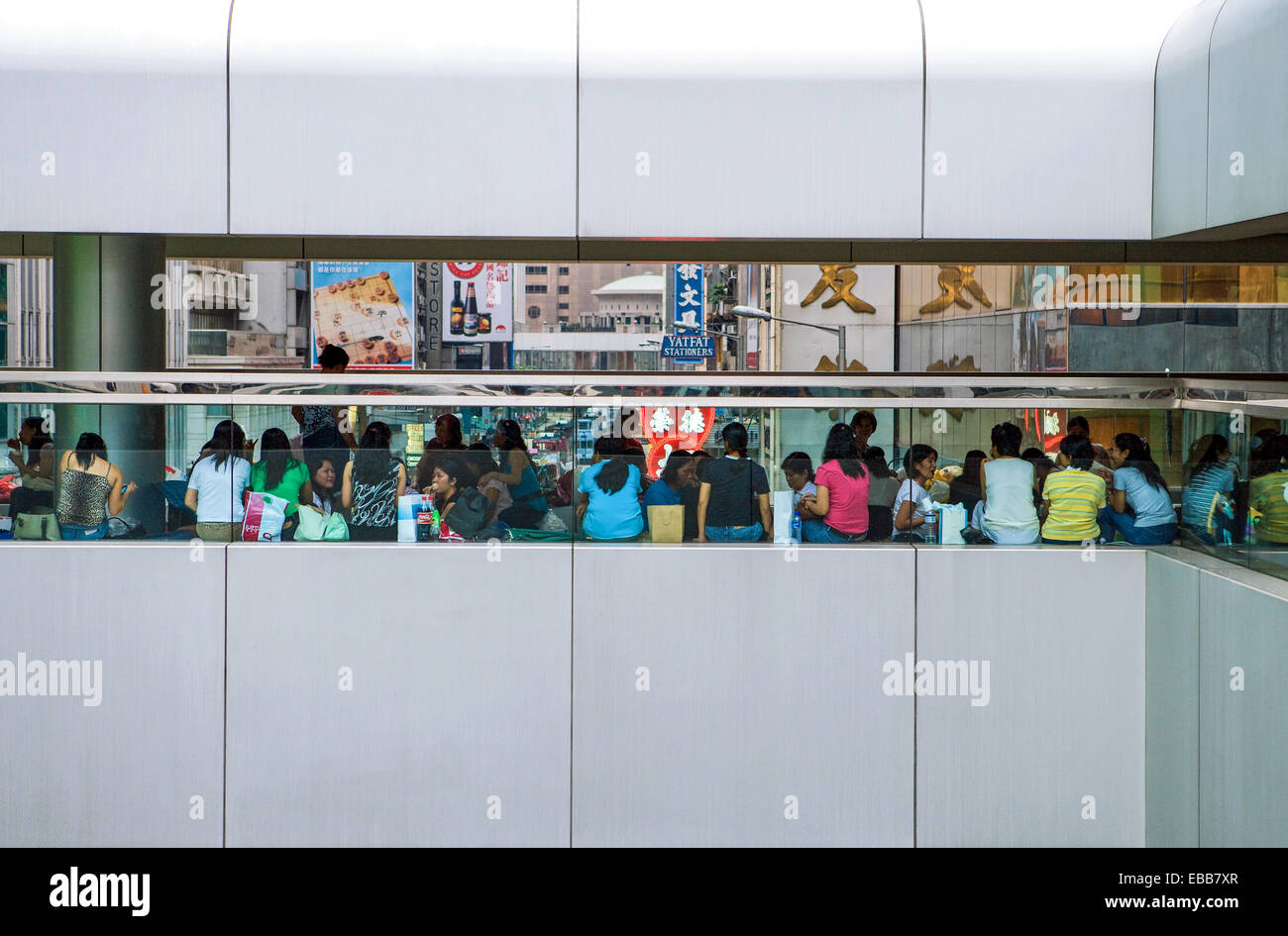 Hong Kong, passerella rialzata nel nuovo centro città, settimanale punto di incontro per le cameriere Foto Stock
