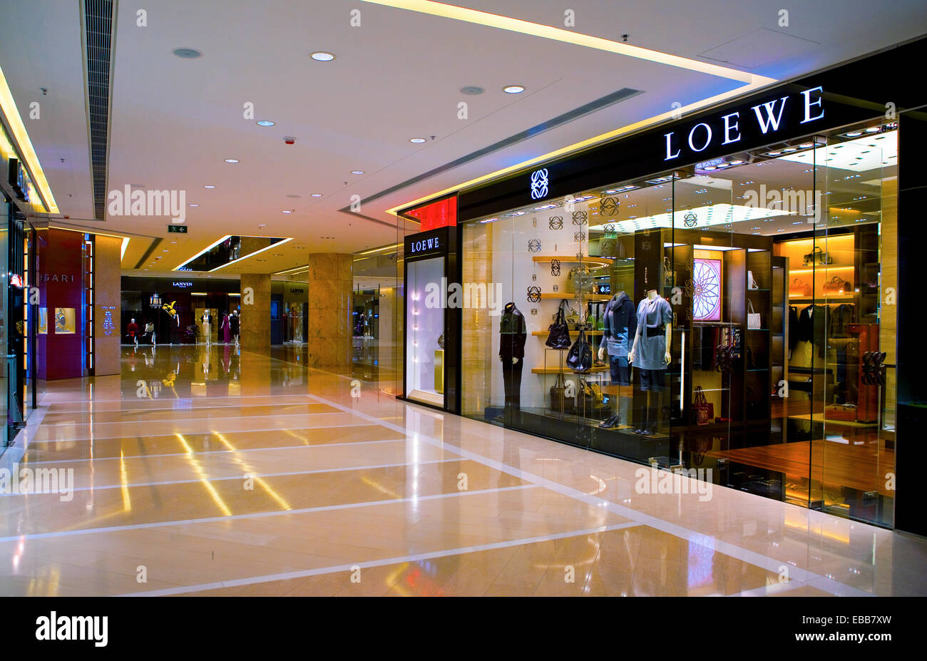 Hong Kong, negozi di moda in IFC Mall. Foto Stock