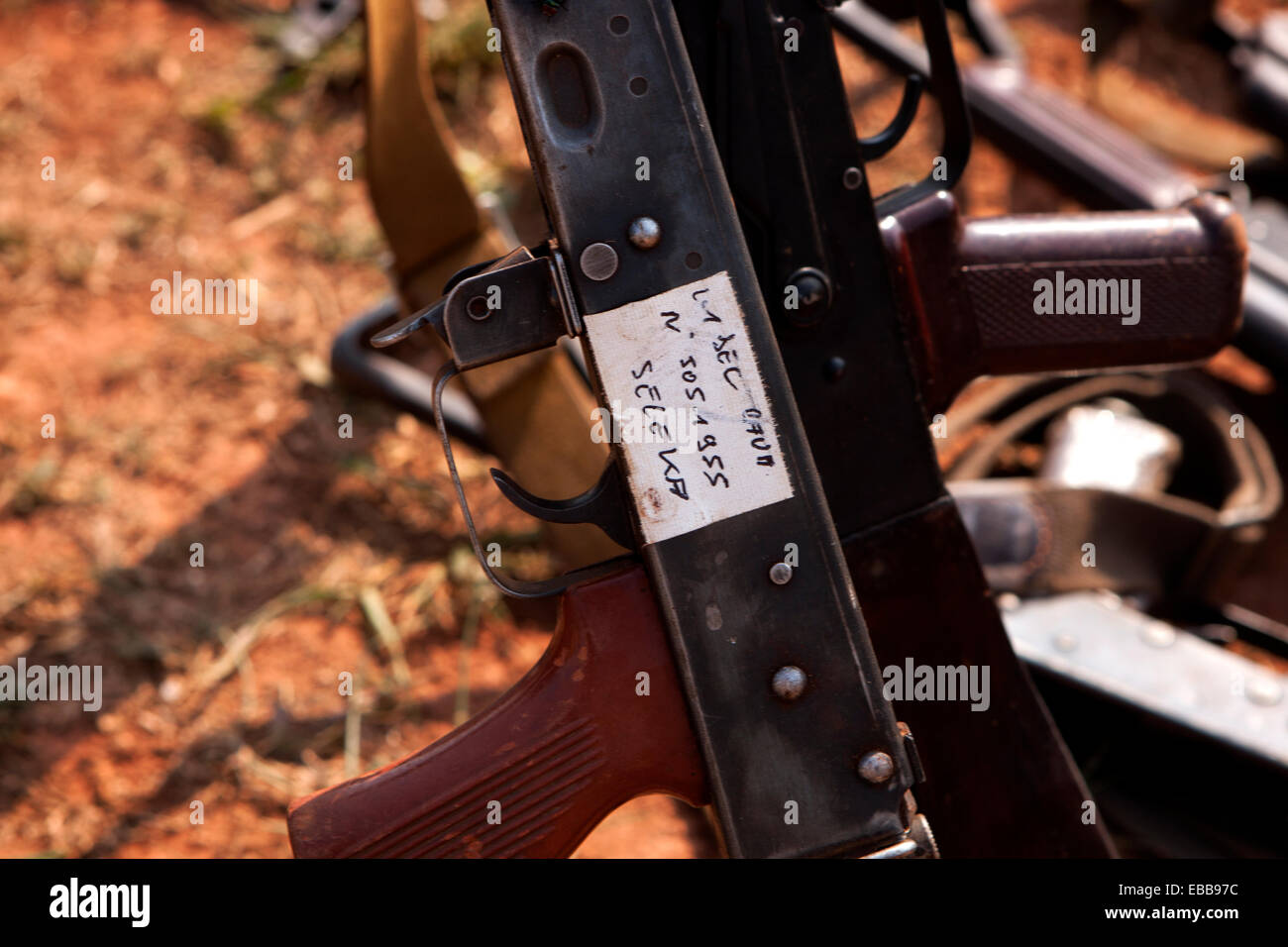 Mitragliatrice confiscati dalle forze Seleka dalle truppe francesi a Bangui, Repubblica Centrale Africana Foto Stock