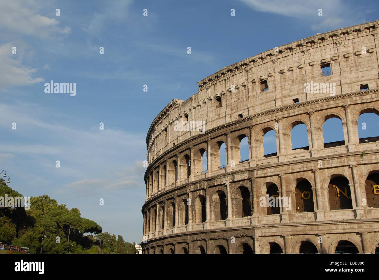 Il Colosseo, originariamente l Anfiteatro Flavio 70-80 D.C. costruita  dall'imperatore Tito Vespasiano Roma, Lazio, l'Italia, l'Europa Foto stock  - Alamy
