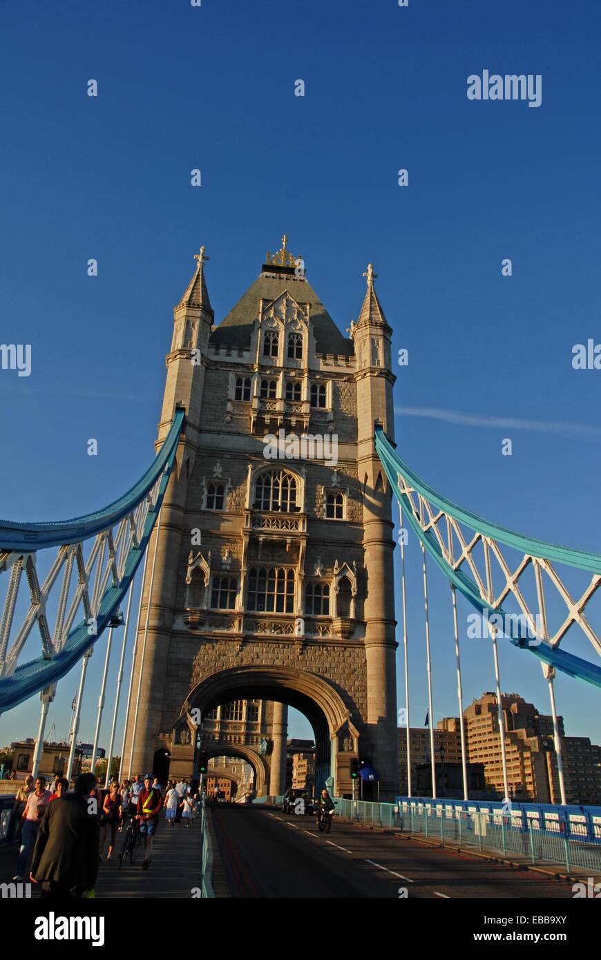 Uno Dei Neo Gotica Torri Che Compongono Il Tower Bridge Sul Tamigi A Londra Inghilterra Gran Bretagna Europa Foto Stock Alamy