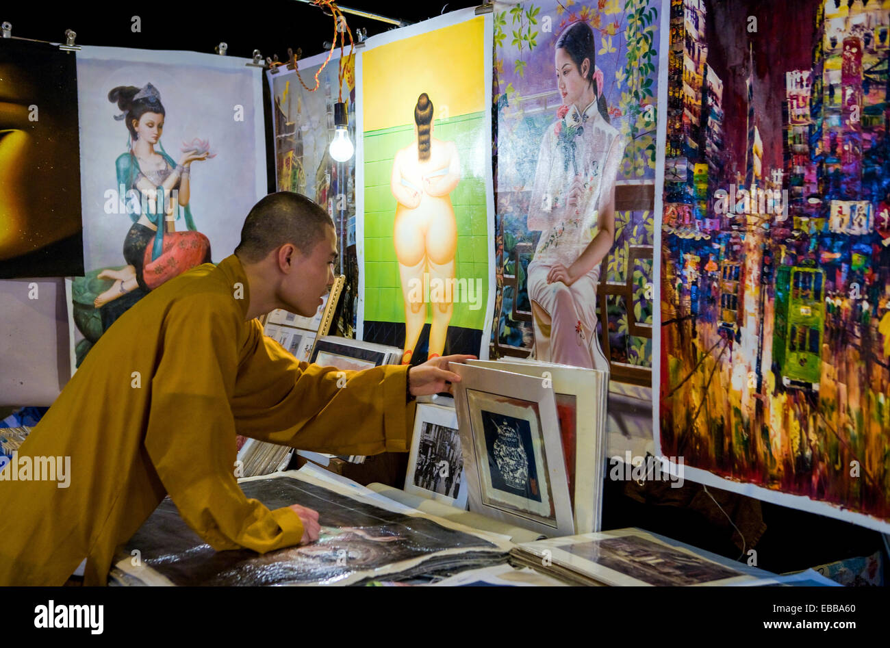 Hong Kong, un monaco buddista in il Mercato Notturno di Temple Street Foto Stock